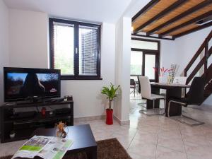 salon z telewizorem i jadalnią w obiekcie Apartment Červar w Poreču +17 zdjęć
