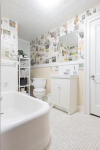 een badkamer met een wit bad en een toilet bij Entertainer's Luxury Retreat in Thomaston