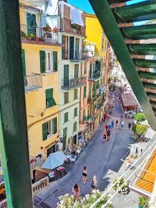 an overhead view of a street in a city at Ubetty village center two-bedrooms apartment 5terreparco in Riomaggiore