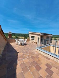 a patio with a table and chairs on a balcony at Maravillosas vistas 