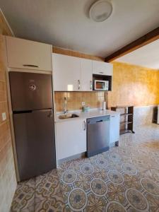 een keuken met een koelkast en een wastafel bij Maravillosas vistas 