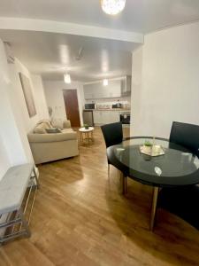 a living room with a table and a couch at Furnished 1 bedroom apartment in Bristol