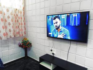 TV a/nebo společenská místnost v ubytování Mannat Inn TS Mysore - Premium Homestay