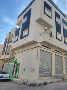 um edifício com um círculo verde ao lado dele em Appartement moderne quartier calme em Fez