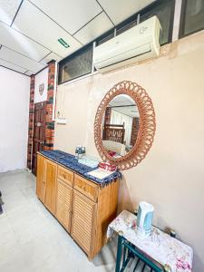 bagno con specchio e lavandino di Dusun Indah Cottage 2 a Bayan Lepas