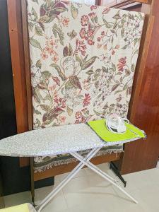 einen Stuhl mit einer Maus, die darauf sitzt. in der Unterkunft Dusun Indah Cottage 2 in Bayan Lepas