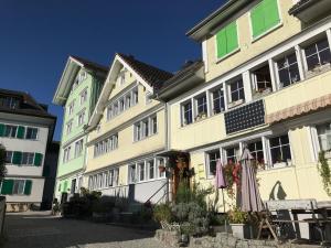 een groep gebouwen met paraplu's voor hen bij Bijou 2 hübsche 1 Zimmer Wohnung in Herisau