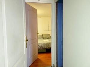 an open door leading to a bedroom with a bed at T2 au coeur de Blagnac- proche de tout- check in 24-24, parking in Blagnac