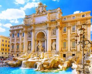 un bâtiment avec une fontaine en face d'un bâtiment dans l'établissement Casa di Alessandra, à Rome