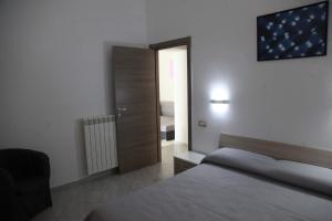 1 dormitorio con cama y puerta con espejo en Casa corrado, en Sarno