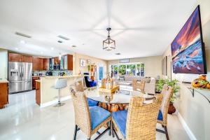 uma cozinha e sala de estar com mesa e cadeiras em Paradise (Pool, Beach & Billiards) em Deerfield Beach