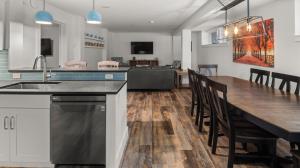 a kitchen and dining room with a table and chairs at La Pasta At Mad House condo in Warren