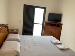 A bed or beds in a room at Excelente propriedade com belo jardim!