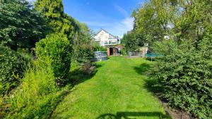 a park with a bench in the grass at Auszeit im Pott - Ferienwohnung Minze in Herten