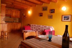soggiorno con tavolo e bottiglia di vino di Villaggio Gerbore a Saint Nicolas Altre 29 foto