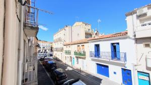 - une vue sur une rue de la ville avec des bâtiments dans l'établissement Authentique Maison Sétoise 2 chambres Patio Proximité Parking Climatisation, à Sète