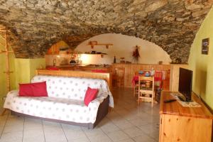 a living room with a couch and a kitchen at Villaggio Gerbore in Saint Nicolas