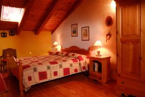 una camera da letto con un letto e un tavolo con due lampade di Villaggio Gerbore a Saint Nicolas