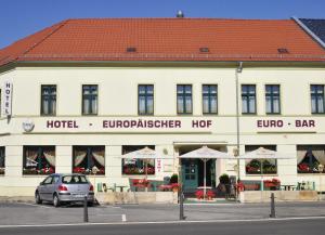 hotel z samochodem zaparkowanym przed nim w obiekcie Hotel Europäischer Hof w mieście Elsterwerda