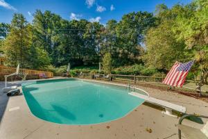 una piscina con bandera americana en un patio en Pet-Friendly Vacation Rental in Hickory with Pool! en Hickory