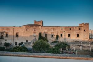 - une vue sur le château depuis l'eau dans l'établissement Il Maniero, à Grottaglie