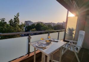 a table and two glasses of wine on a balcony at Piso en el centro con vistas al mar y balcón in Roses