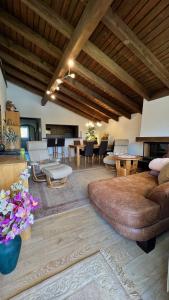 a living room with a couch and a table at Alpenblick Loft neben Skilift in Amden Arvenbüel in Amden