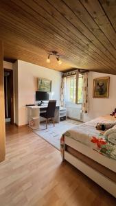 Letto o letti in una camera di Alpenblick Loft neben Skilift in Amden Arvenbüel