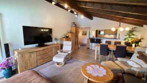 TV a/nebo společenská místnost v ubytování Alpenblick Loft neben Skilift in Amden Arvenbüel