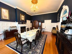 - une salle à manger avec une table et des chaises dans l'établissement 1912 Bed and Breakfast, à Sumter