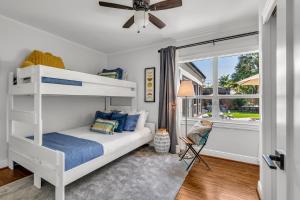 - une chambre avec des lits superposés et une fenêtre dans l'établissement Special Pricing, Las Olas Retreat, Heated Pool, Golf and Family-Ready, à Fort Lauderdale
