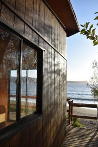 ein Gebäude mit einem Fenster mit Meerblick in der Unterkunft MARE VENTUM in Valdivia