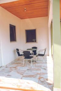 Emron Homelodge في آكرا: فناء مع كراسي وطاولة في الغرفة