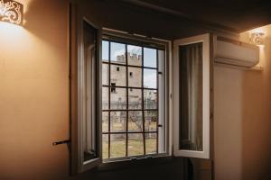 - une fenêtre dans une chambre avec vue sur un bâtiment dans l'établissement Il Maniero, à Grottaglie