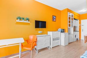 Telewizja i/lub zestaw kina domowego w obiekcie Studio a 199m de la playa los Locos