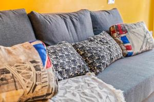 niebieska kanapa z poduszkami na górze w obiekcie Studio a 199m de la playa los Locos w mieście Torrevieja