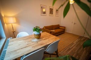 uma sala de estar com uma mesa de madeira e um sofá em RR - Spacious Apartment 70qm - Central - Parking em Magdeburg