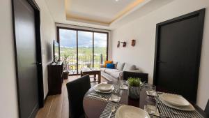 comedor con mesa y sala de estar en L3A 404- Apartamento 2 dormitorios en Cayalá 4 huéspedes, en Guatemala