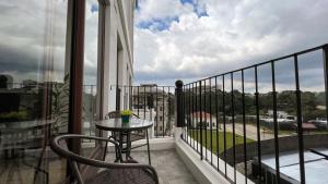 balcón con mesa y vistas a la ciudad en L3A 404- Apartamento 2 dormitorios en Cayalá 4 huéspedes, en Guatemala