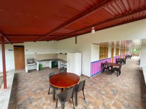 蒙特內格羅的住宿－Casa campestre Montenegro Quindio，一个带桌椅的庭院和一间厨房
