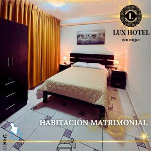 1 dormitorio con 1 cama y cortinas amarillas en LUX - HOTEL BOUTIQUE, en Andahuaylas