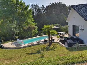 Πισίνα στο ή κοντά στο Maison de vacances contemporaine, plein Périgord pourpre