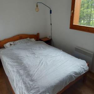 Tempat tidur dalam kamar di l'Ancolie 31