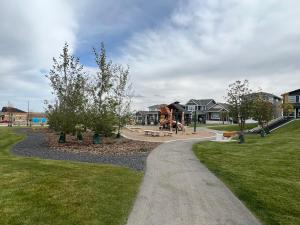 un vialetto in un parco con parco giochi di Cozy New Suite in NW Calgary a Calgary