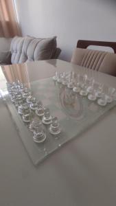 a group of glass cups on a coffee table at Apartamento Novinho Aeroporto JF in Juiz de Fora