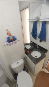Baño pequeño con aseo y lavamanos en Apartamento Novinho Aeroporto JF, en Juiz de Fora