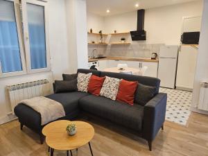 ein Wohnzimmer mit einem Sofa und einem Tisch in der Unterkunft Apartamento Bilbao in Bilbao