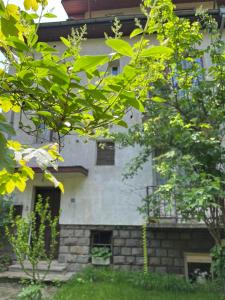 ein weißes Gebäude mit Bäumen davor in der Unterkunft River's house, very good location, free parking! in Sofia