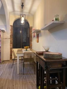 a kitchen with a table and a dining room at EXCELENTE PROPIEDAD in Paso de los Libres +5 photos