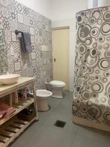 a bathroom with a toilet and a shower at EXCELENTE PROPIEDAD in Paso de los Libres